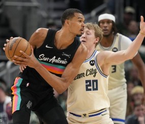 文班亚马23+15卡斯尔22+10+10 马刺擒雄鹿迎8连胜